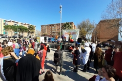 Animació a la pl. del Poble durant el Carnaval Infantil