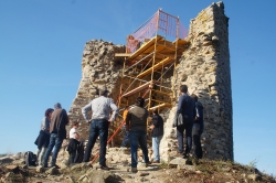 Instal·lació de la bastida per actuar al coronament i al parament interior de la torre.