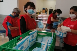 Repartiment de les mascaretes donades per Lucta a càrrec de voluntaris de Càritas