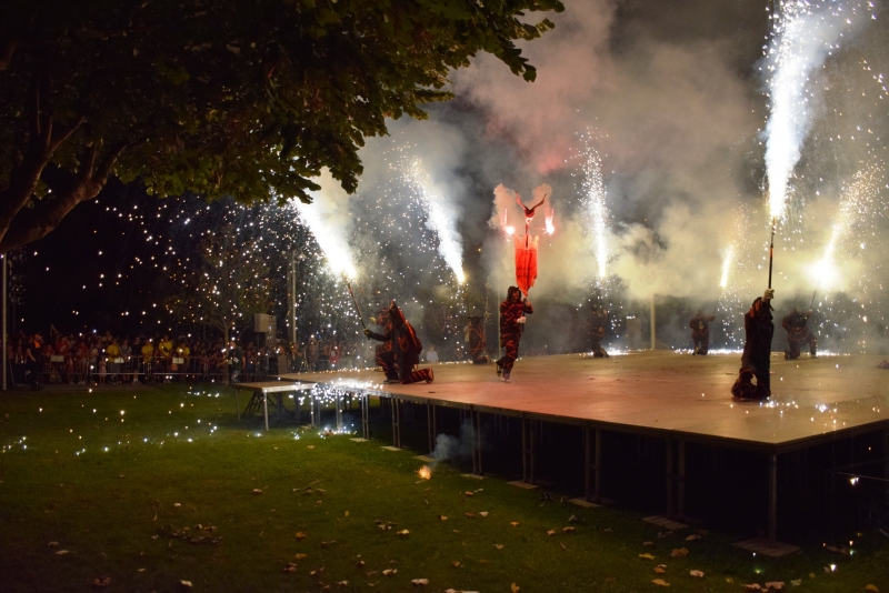 Espectacle pirotècnic a càrrec del Ball de Diables i Drac de Montornès, previ al pregó de la Festa Major 2019