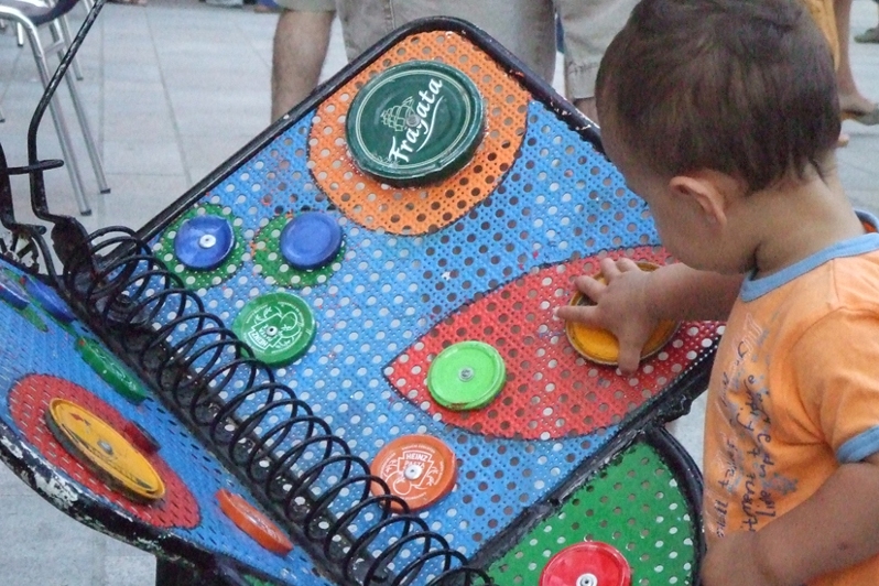 Un infant jugant a un dels jocs de l'Animalada. (imatge: Katakrak)