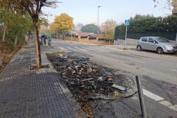 Contenidors cremats a l'avinguda Mare de Déu de Montserrat