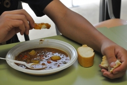 Jove dinant al menjador social RAI-ESO a Montornès (imatge d'arxiu)