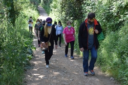 Participants en la primera caminada del programa "Salut. Pas a pas".