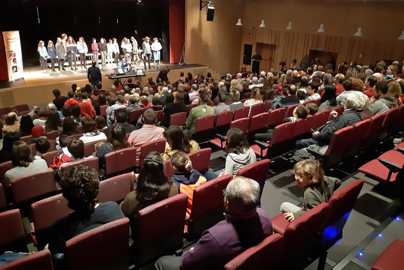 Actuació d'un dels cors de l'Escola Municipal de Música, Dansa i Aula de Teatre a la festa de Santa Cecília de 2019