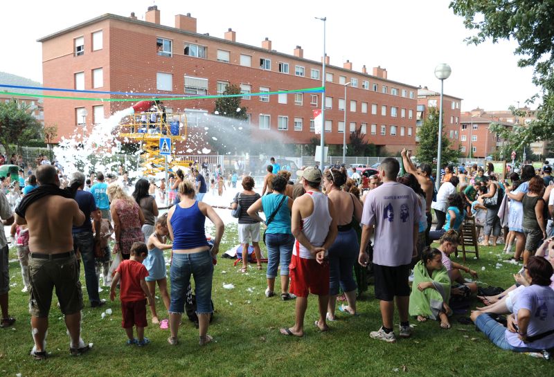 Festa de l'escuma i correaigua al carrer del Molí