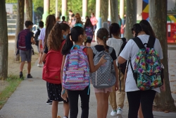 Accés al recinte de l'Escola Marinada.