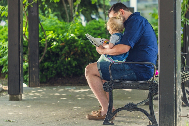 Pare llegint amb el seu fill (imatge: StockSnap)