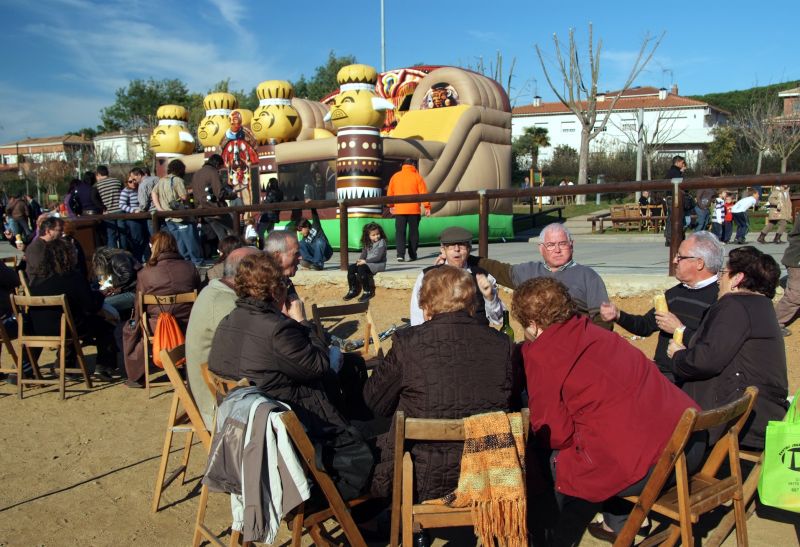 28-11-2009 - Festa infantil amb inflables i jocs a la Bòbila, i botifarrada solidària