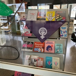 Exposició monogràfica i recull de literatura feminista a la Biblioteca de l'INS Marta Mata (Foto: INS Marta Mata)