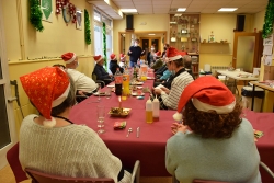 Dinar de Nadal amb les persones usuàries del menjador social.