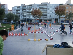 3-12-2006 - I Gimcana escolar a la plaça de Pau Picasso