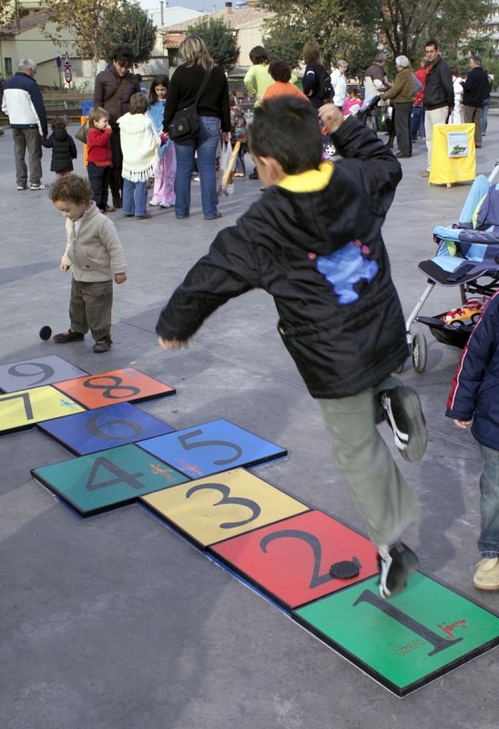 Jocs tradicionals a la plaça de Pau Picasso (2006)