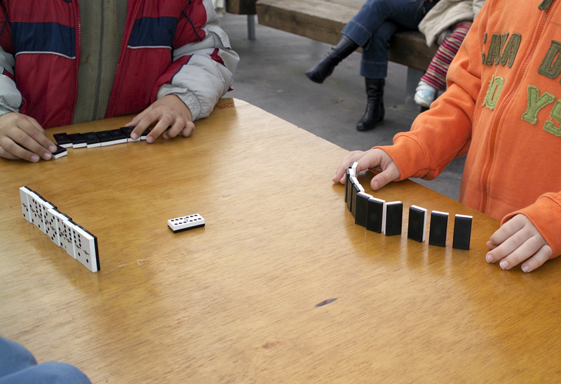 29-11-2006 - V anys de CIJC - Jocs tradicionals a la plaça de Pau Picasso