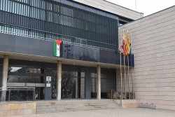 Bandera de la República Àrab Sahrauí Democràtica al balcó de l'Ajuntament.