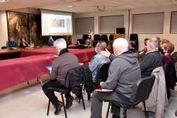 Trobada de l'alcalde, la regidora, Natalia Segura, i personal tècnic de l'Ajuntament amb representants de la gent gran