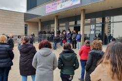 Concentració silenciosa a la porta de l'Ajuntament