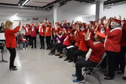 Interpretació de la cançó "Bravo por la música", de Juan Pardo, a càrrec de les usuàries dels tallers de memòria.