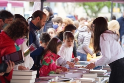 Paradetes de llibres a la plaça de Pau Picasso.