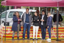 Persones atrapades per la pluja en una de les paradetes de llibres.