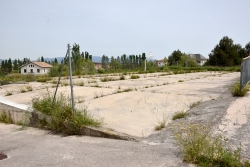 Terrenys on es construirà la residència i centre de dia, situats entre els carrers de Consell de Cent i Josep Tarradellas