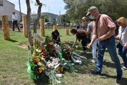 Ofrena floral al davant del Memorial Covid-19.