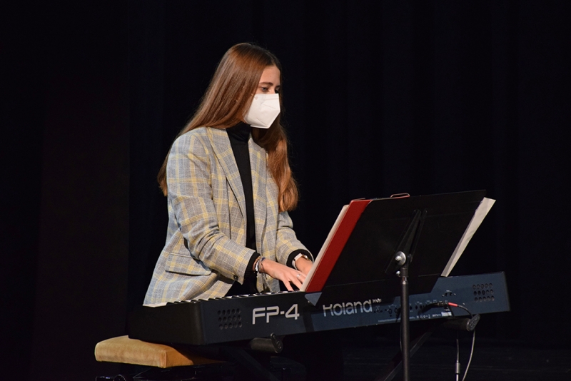 Una de les alumnes de piano de l'escola.