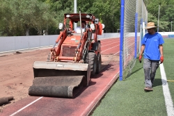 Treballs de renovació del paviment de les pistes municipals d'atletisme.