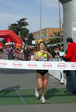 Arribada a la meta de la guanyadora en categoria femenina, Ninfa Estela Chávez