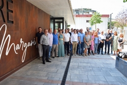 Foto de grup amb els alcaldes, alcaldesses i regidors/es assistents al Consell d'Alcaldies del Vallès Oriental celebrat a Montornès.