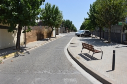 Tram del carrer del Molí on es duran a terme les obres de reparació del paviment asfàltic.