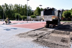 Actualment s'està enderrocant la base de formigó porós de les pistes.