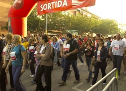 Sortida al carrer del Molí. Després dels esportistes, la resta de participants