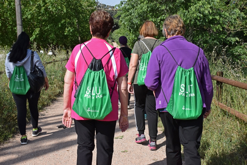 Participants en la primera caminada del programa "Salut. Pas a pas".