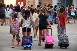 Infants en el seu primer dia de classe a l'Escola Sant Sadurní.