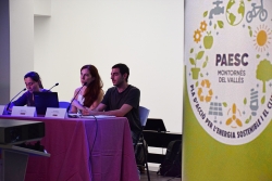 La regidora de Medi Ambient, Mar García, amb els consultors Carla Garcia i Arnau Esparza de Ramon Folch i Associats.