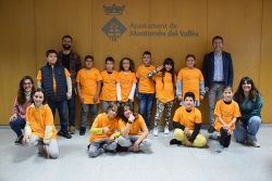 L'alcalde, José A. Montero, i el regidor d'Infància, Sergio Carrillo, amb part dels nens i les nenes que formen el Consell d'Infants del curs 2022-23.