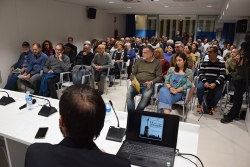 La sala multimèdia de Can Saurina, plena amb la IV Sessió d'Estudis Montornesencs.