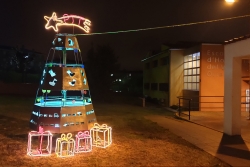L'arbre de Nadal construït per l'alumnat del PTT.