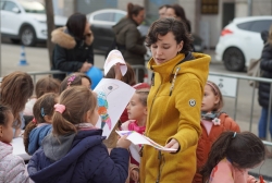 22/02/2023 - L'artista local Neus Mondaray coordinant el taller de sardines.