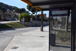 Pantalla a la parada d'autobús de l'avinguda de Barcelona.