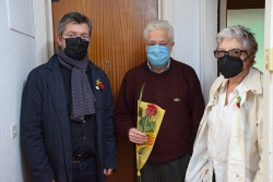 L'alcalde, José A. Montero, i Maria Rosa Gallardo, de l'associació Volumont, lliurant una rosa a una persona usuària del menjador social