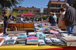 Paradetes de llibres a la plaça de Pau Picasso