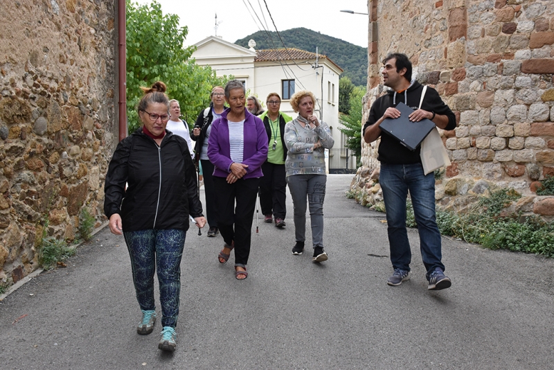 La ruta "Un tomb per la història de Montornès" ha estat la primera sortida del tercer programa "Salut, pas a pas".