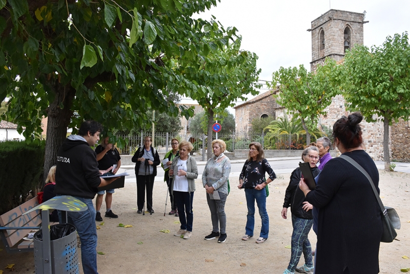 Sortida del programa "Salut, pas a pas", al seu pas per la plaça de Joaquim Mir.