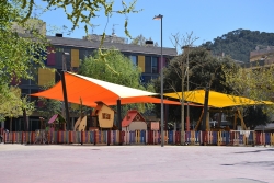 Nova zona d'ombrejat a l'espai de jocs infantils de la plaça de Pau Picasso.