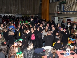 Ambient de festa de carnaval al Pavelló Municipal d'Esports