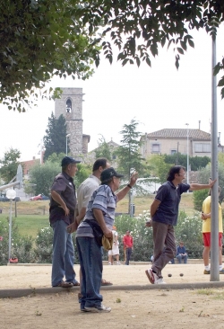 Campionat de petanca per a la gent gran a les pistes de l'església de Sant Sadurní