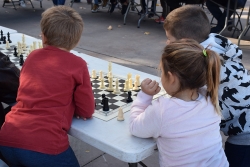 Torneig d'escacs a la plaça de Pau Picasso. (imatge d'arxiu)
