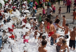 Festa de l'escuma al carrer del Molí